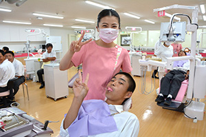 画像:歯の型取り中に歯科衛生士の先生と