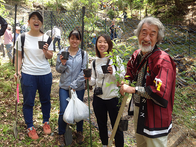 畠山重篤さん（右）と大阪ECOの学生たち