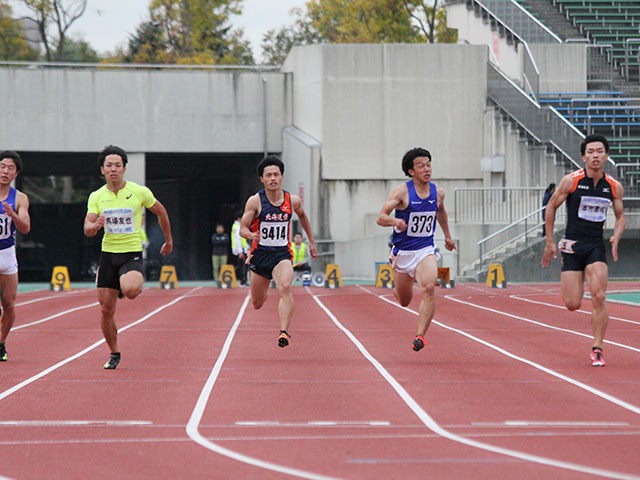 高校・一般男子100mを制した北海道ハイテクAC馬場友也選手（左）。国体優勝経験のある北海道栄高校・本所選手は2位に入りました（右）