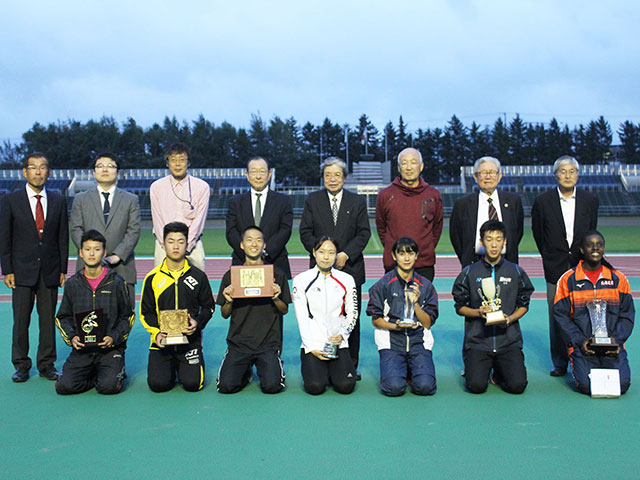 最優秀賞に選ばれた北海道栄高校・アシィしおり選手（右下）と優秀賞に選ばれた選手の皆さん