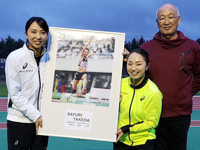 竹田選手引退セレモニー。北海道ハイテクAC中村宏之監督と北風沙織コーチから記念パネルが贈呈されました。