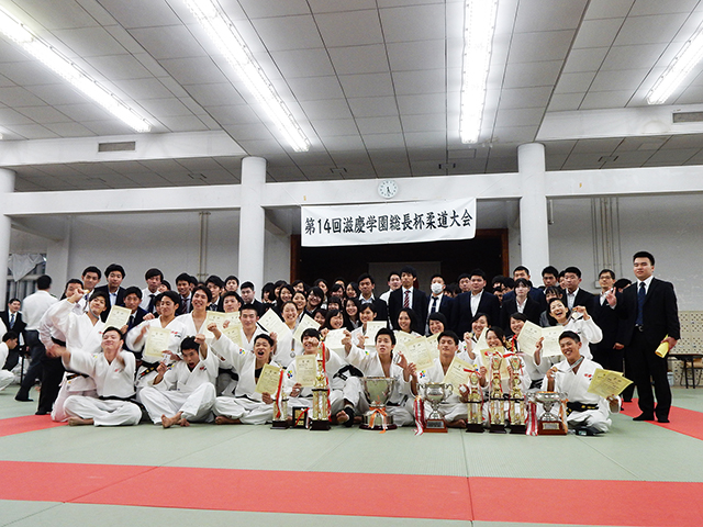 京都医健の選手と学生たちの記念のショット