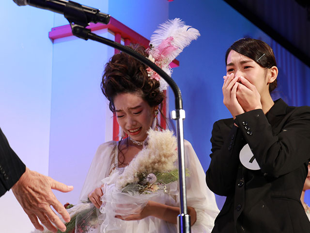 表彰式で喜びの涙を流すブライダルヘアメイクアーティスト部門でグランプリを受賞した三森さん（ベルエポック美容専門学校）