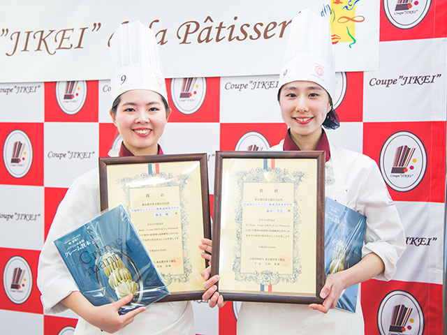 左から優勝した福岡キャリナリー製菓調理専門学校の麻生さんと森田さん