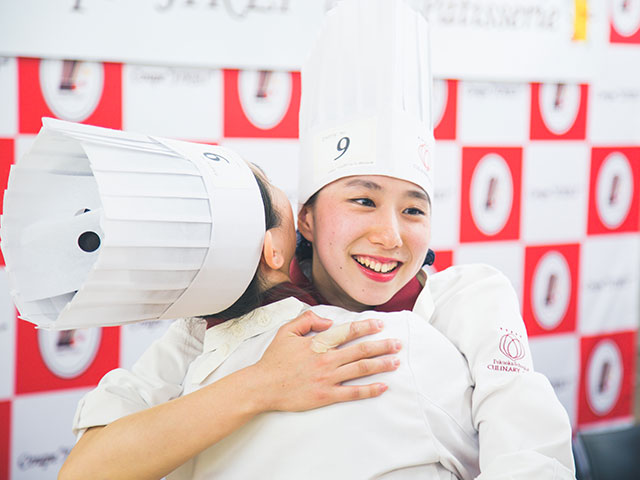 抱き合って喜びを分かち合う、優勝した福岡キャリナリー製菓調理専門学校の選手