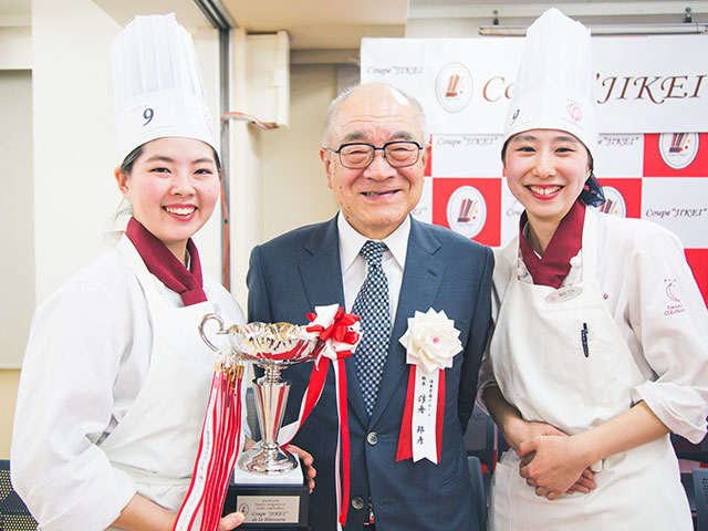 浮舟総長と優勝した福岡キャリナリー製菓調理専門学校の麻生さん（左）と森田さん