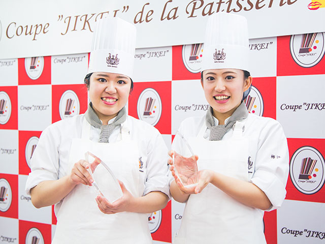 準優勝の札幌ベルエボック製菓調理専門学校の小山内さん（左）と柿江さん