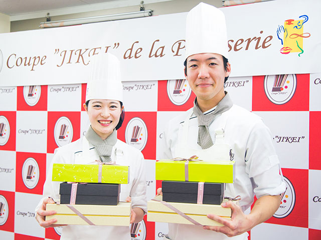 チームワークの良さを評価されて審査員特別賞を受賞した埼玉ベルエポック製菓調理専門学校の小沢さん（左）と大格さん