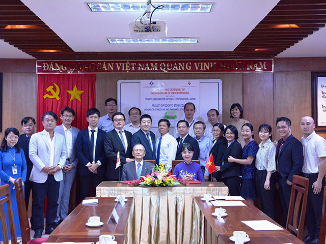 教育協定の調印式には学校関係者のほか、ベトナム国内の歯科医療機関、企業3社の代表が出席しました