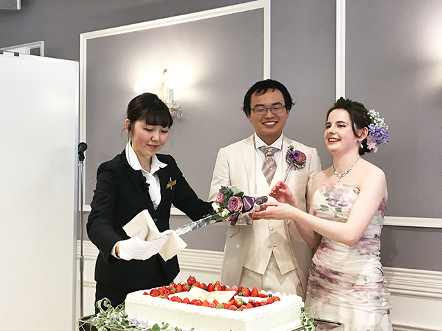 結婚式当日のウェディングケーキ入刀のシーン