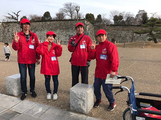救護ボランティアとしてマラソン参加者のサポートにあたった学生や先生。背後に見えるのが世界遺産の姫路城