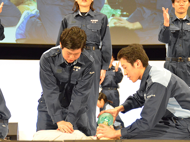 東京医薬専門学校　救急救命士科の学生が救急訓練を披露