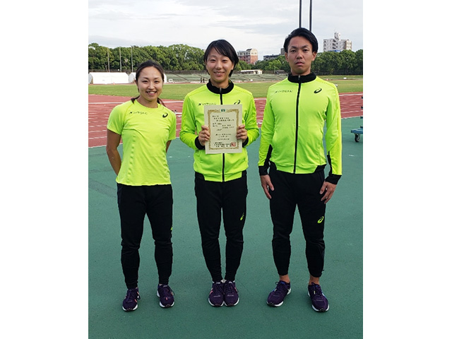 女子100mと200mで2位入賞を果たした島田選手（中央）を囲む北風選手（左）と馬場選手の北海道ハイテクAC 短距離メンバー＝大阪市のヤンマースタジアム長居で