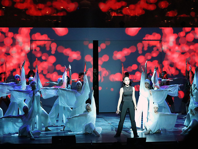 ザ・シンフォニーホール初のミュージカル挑戦となった「明日への扉」大阪公演。プロジェクション・マッピングが舞台を彩りました