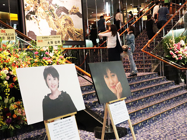 玄関ホールには名誉学校長だった故田中好子先生（左）と女優の故夏目雅子さんの写真