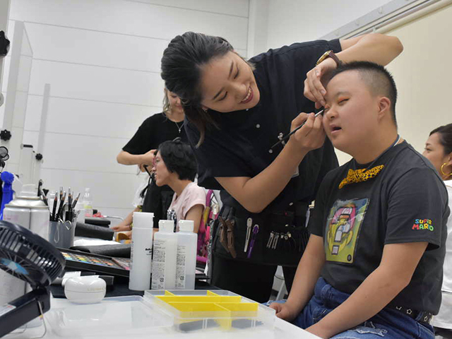 ステージ出演者のヘアメイクを東京ベルエポック美容専門学校の学生さんが担当してくれました