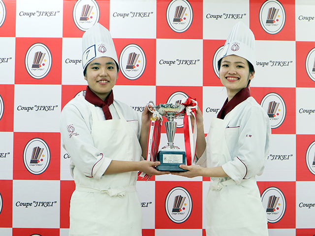 「第10回クープ・ジケイ」で見事、優勝した福岡キャリナリー製菓調理専門学校チーム