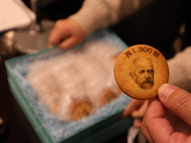 田仲社長から300回記念の特製クッキーがレギュラーメンバーに贈られました