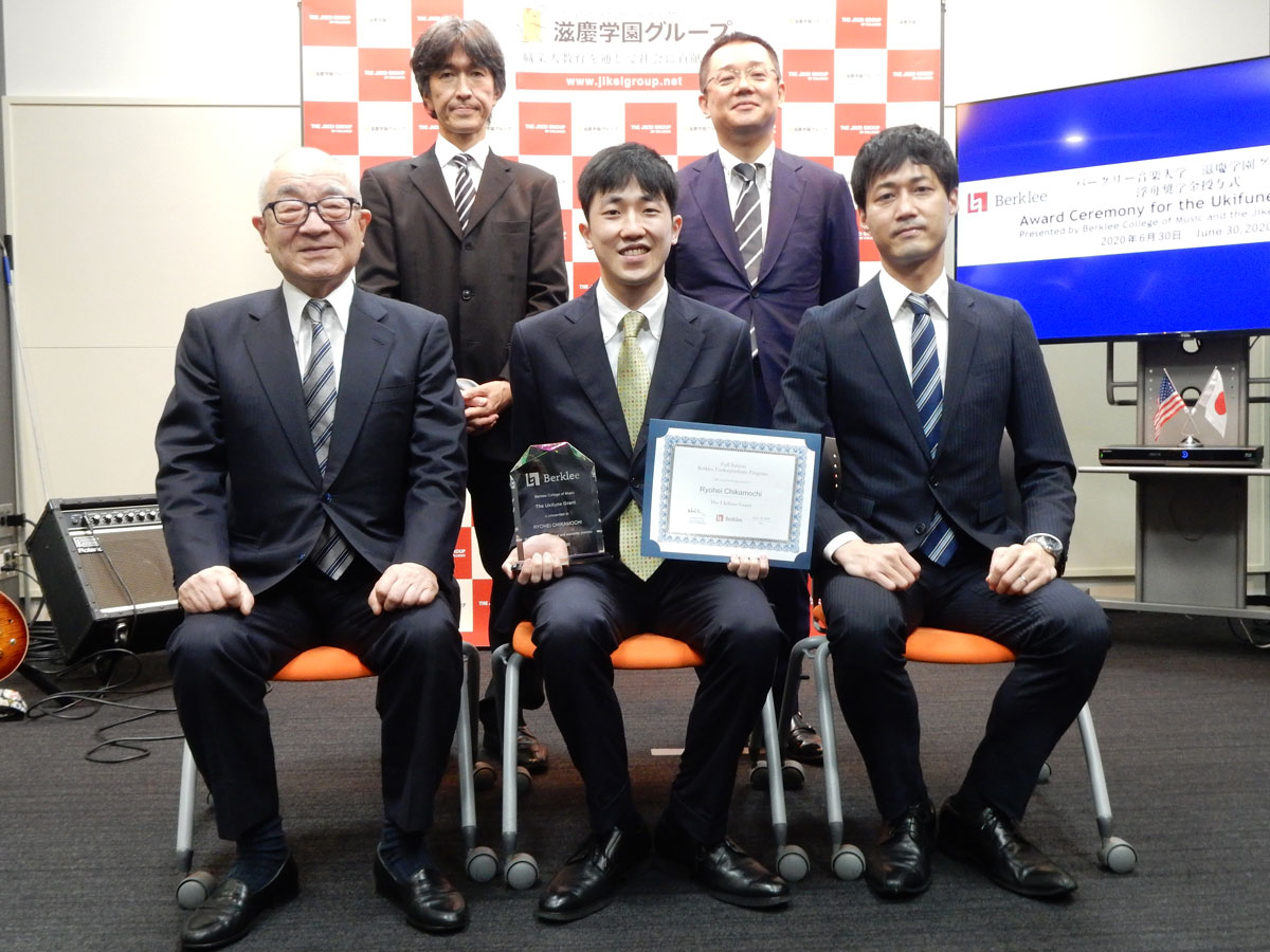 前列左から浮舟総長、近持さん、岡居先生。後列左から細川副学校長、清水運営部長