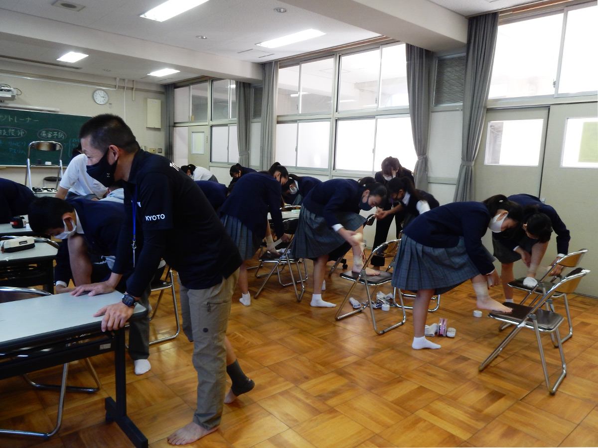 京都医健のスポーツトレーナーの授業では足首のテーピングを体験