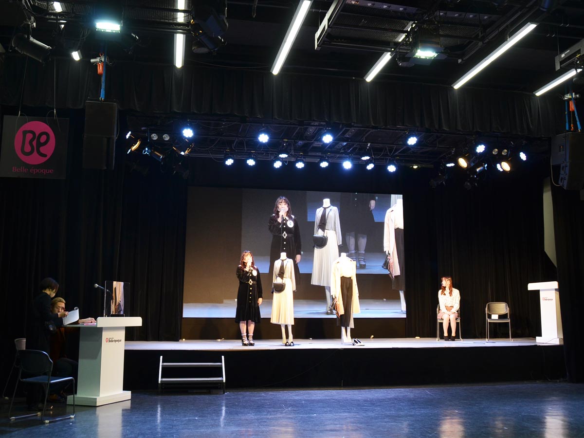 プレゼンテーションと表彰式が行われた東京のベルエポック美容専門学校のベルホール