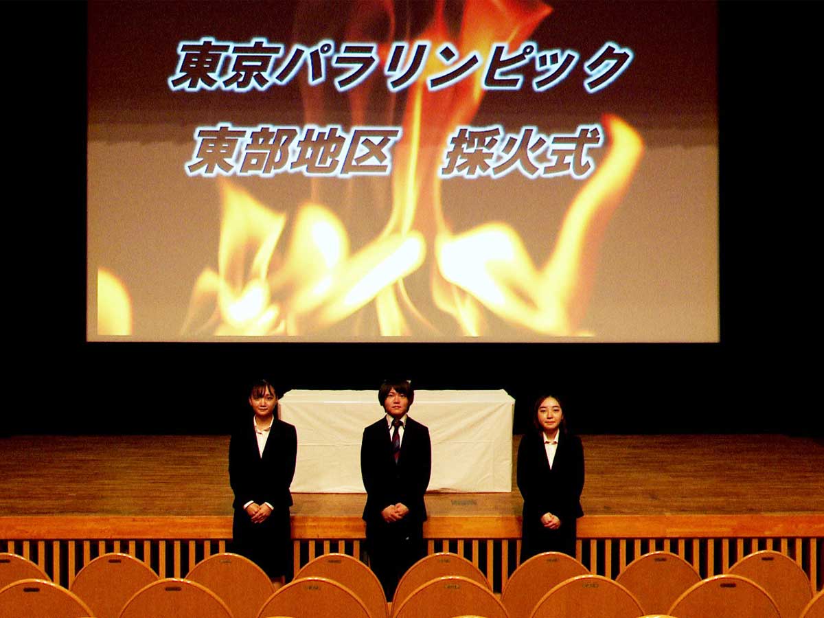 採火式終了後に記念撮影！山田千雛さん（左）、小幡勇貴さん（中央）、坂本晴夏さん（右）