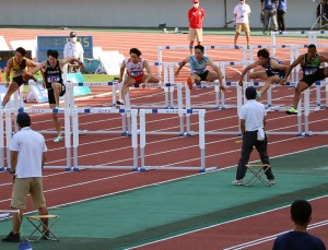 高山選手に前に出られ、石川選手と競りながら懸命に追い上げる高橋選手