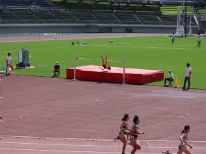 女子200m予選と重なる中で1m65に挑んだ京谷選手。残念ながらバーは残らなかった