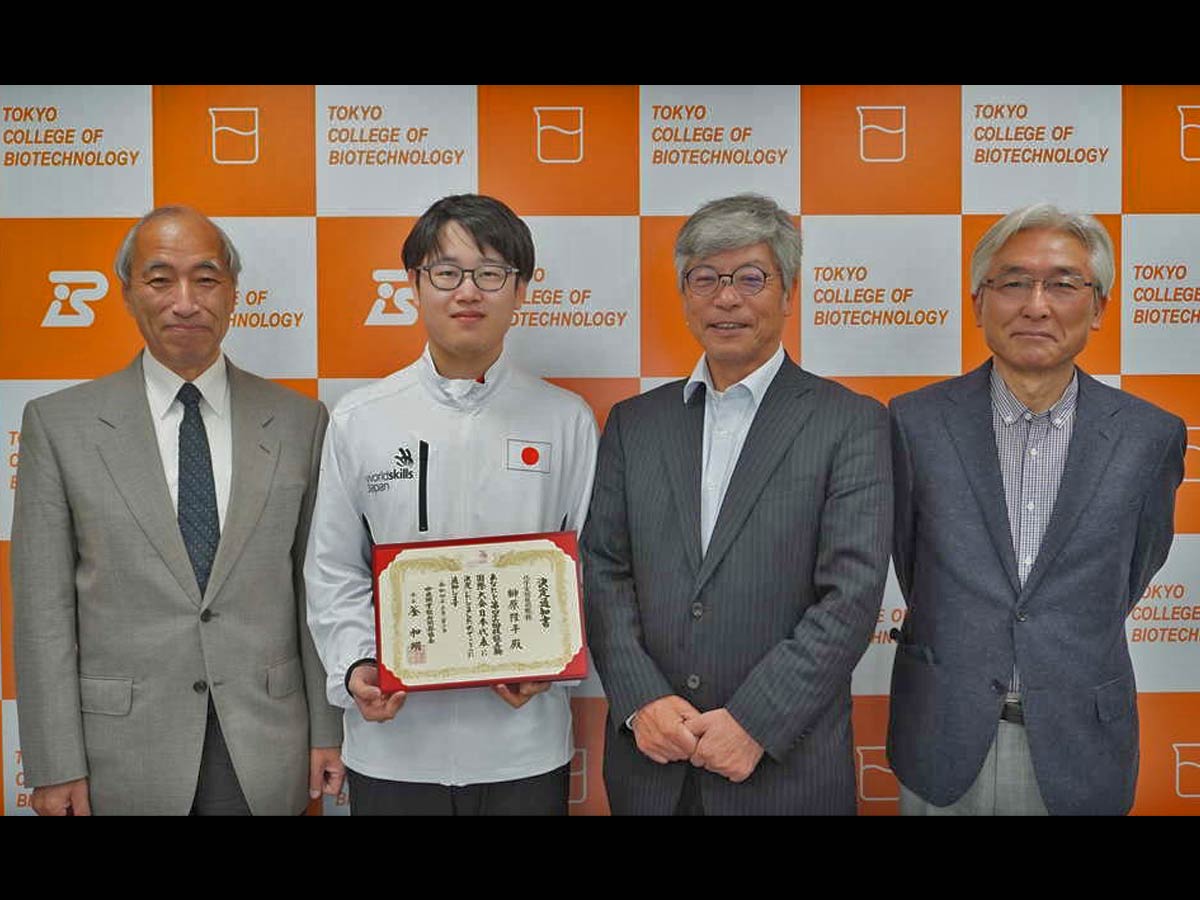 榊原さん（左から2人目）とサポートメンバーの永澤名誉教授、大貫名誉教授、池田名誉教授（左から）