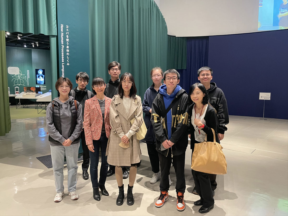 菊澤先生（前列左から2人目）と学生たちの記念写真
