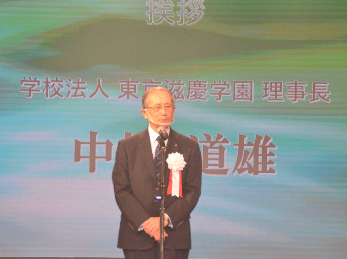 開会式で挨拶をする東京滋慶学園　中村理事長