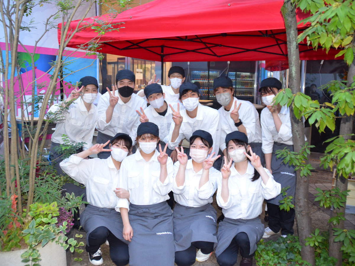 カフェを運営した東京ベルエポック製菓調理専門学校の学生たち