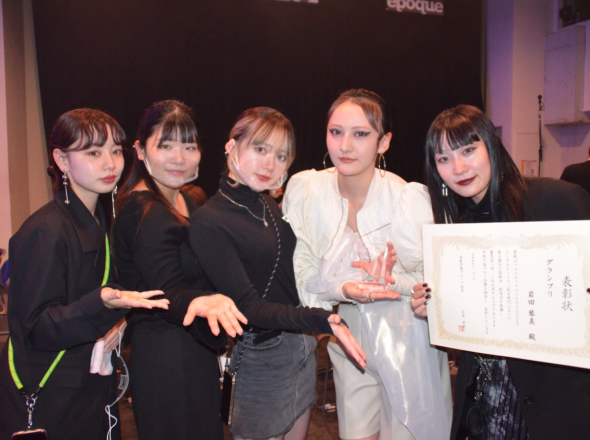 授賞式後、全員で喜びを分かち合いました。左から塩澤さん、中丸さん、、佐野さん、モデルの鈴木さん、岩田さん（ベルエポック美容専門学校）