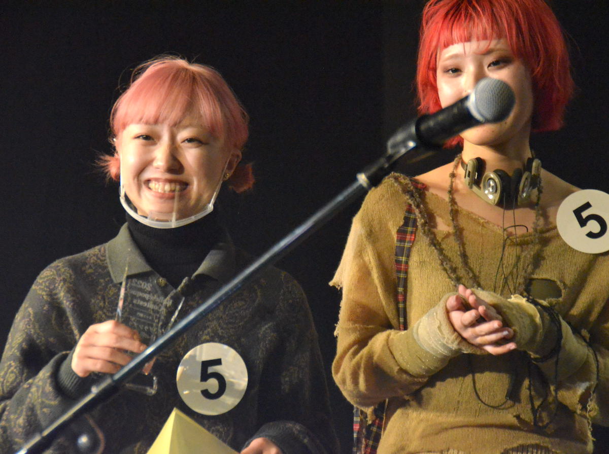 授賞式で笑顔と涙の平さん（東京ベルエポック美容専門学校）（写真左）