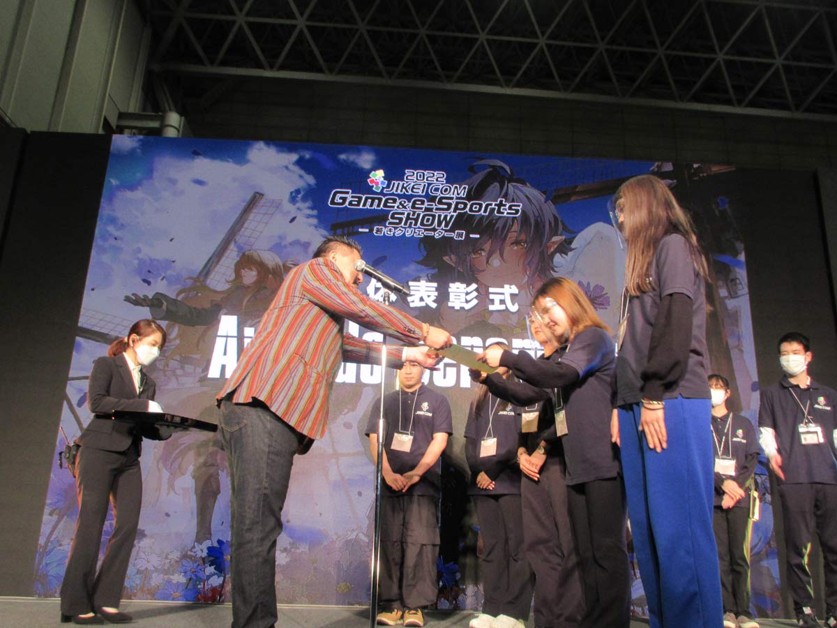 篠塚学校長から表彰状を授与されるオープニングムービー制作チーム