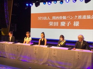 会見には学生代表3名と喜多学校長、関西骨髄バンク推進協会の栄田様が出席しました