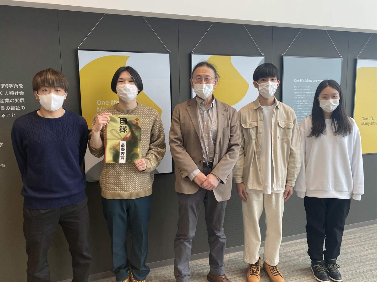 最優秀賞に輝いた札幌看護医療専門学校チーム。大学生チームにも負けない発想力、課題解決力が評価されました！