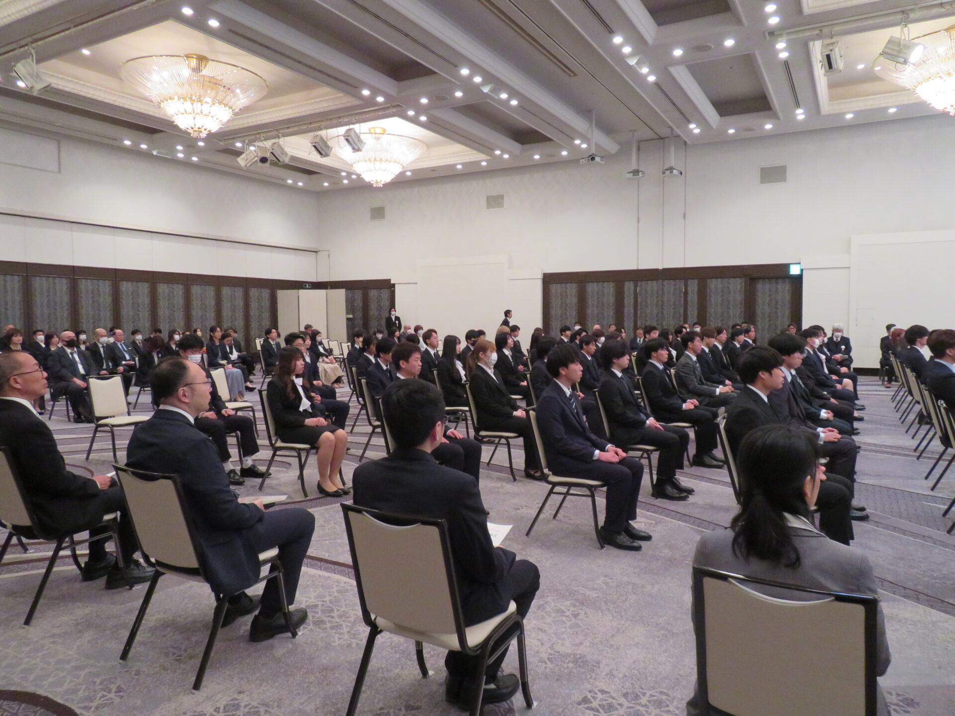 学長の話を聞く学生たち