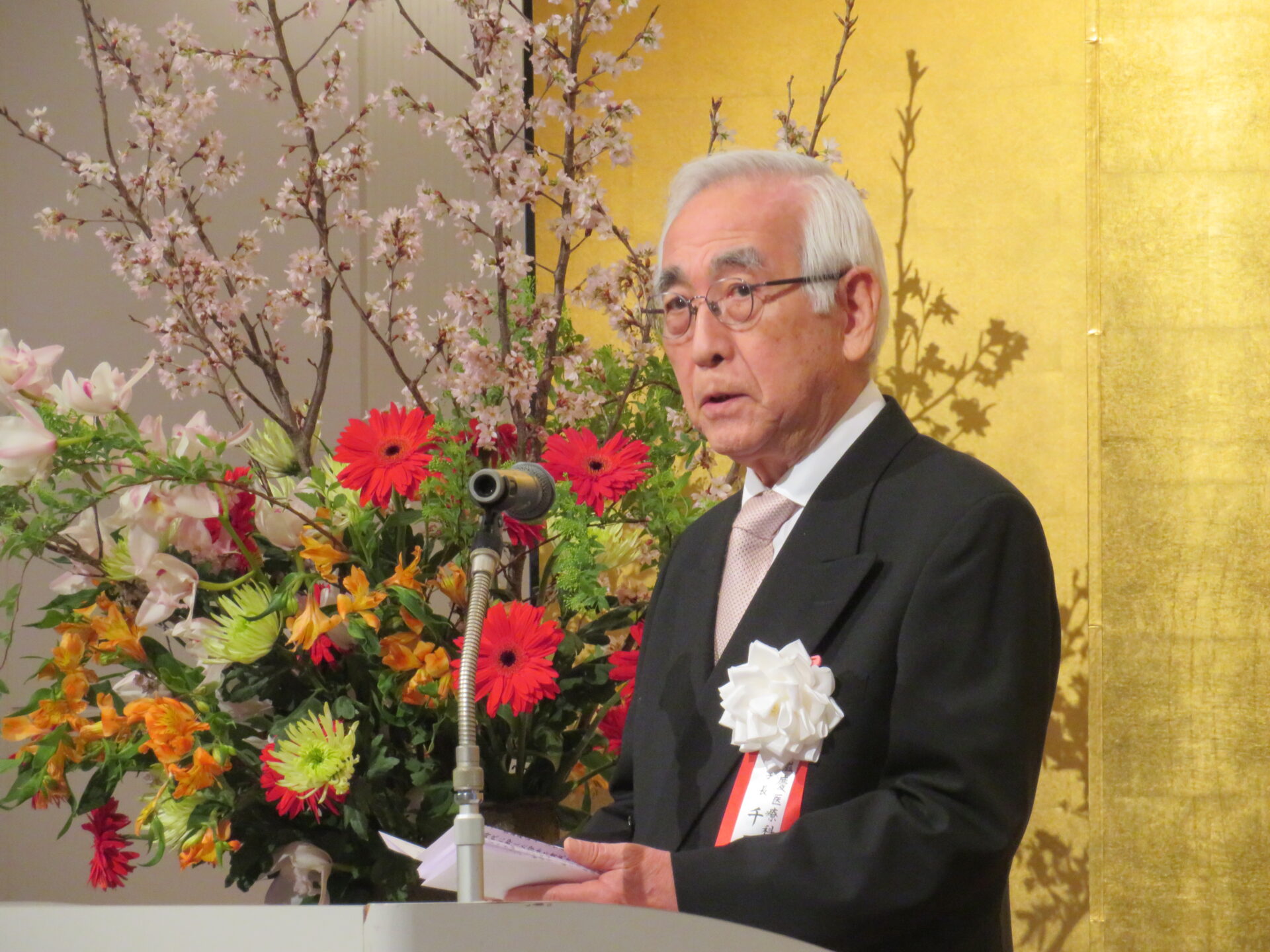 大学で学ぶ意義を語る千原学長