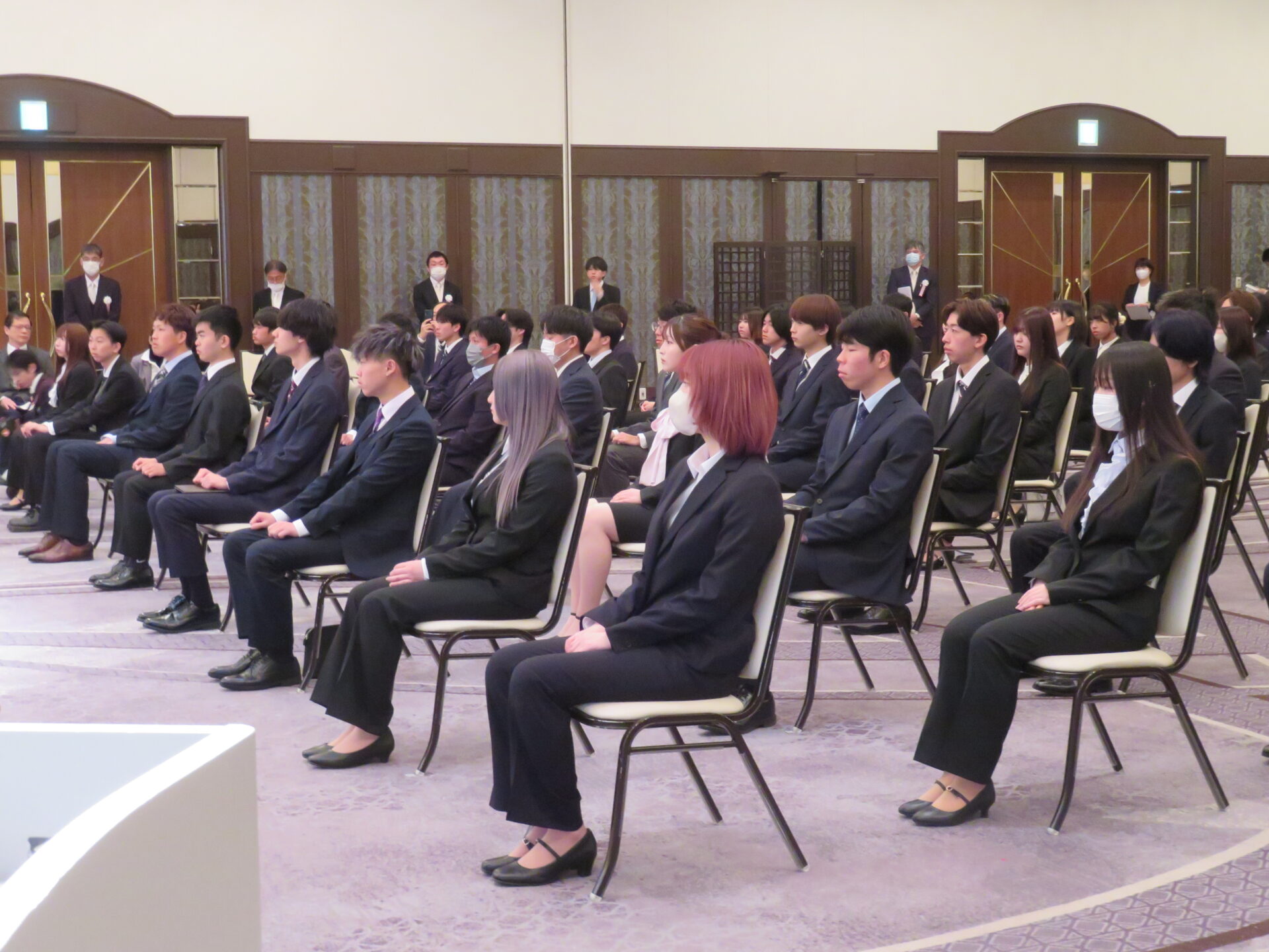 学生たちは真剣な表情で聞きました