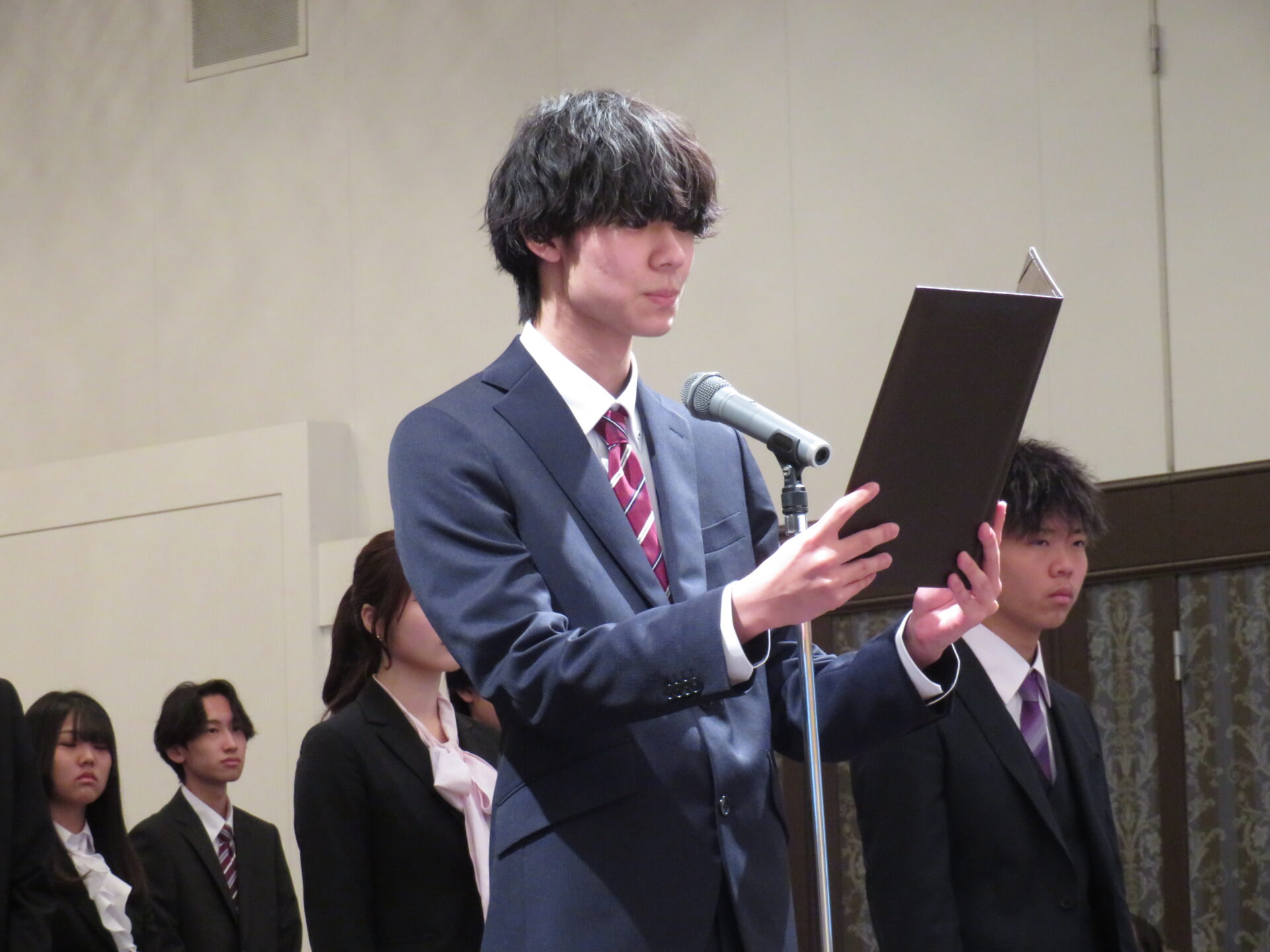 誓いの言葉を述べる佐伯卓也さん