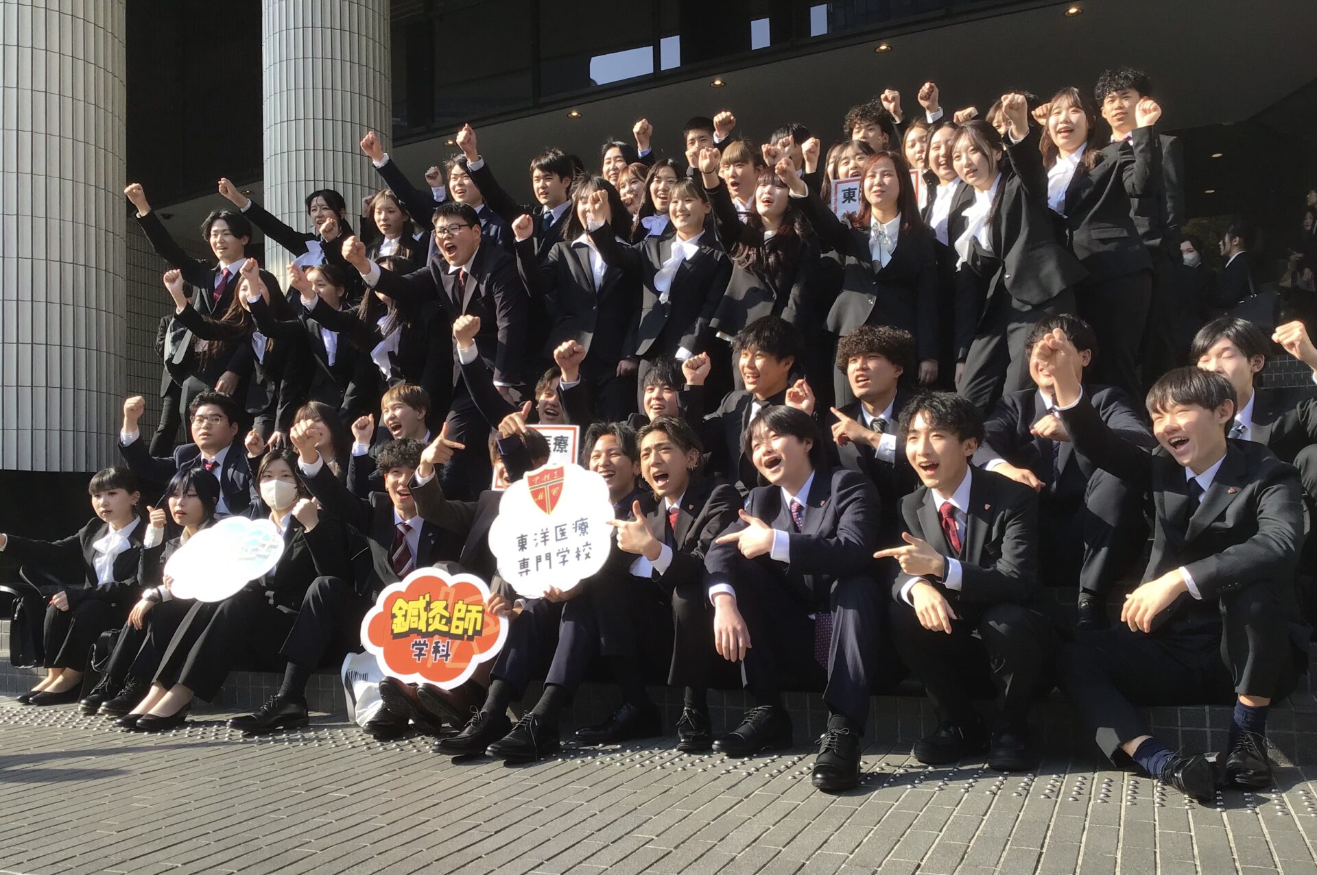 ザ・シンフォニーホールの前で新しい仲間たちと記念写真。笑顔が溢れていました