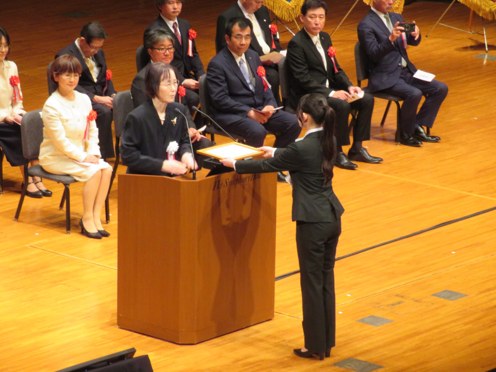 山本照子学校長が新入生代表に入学許可証を授与
