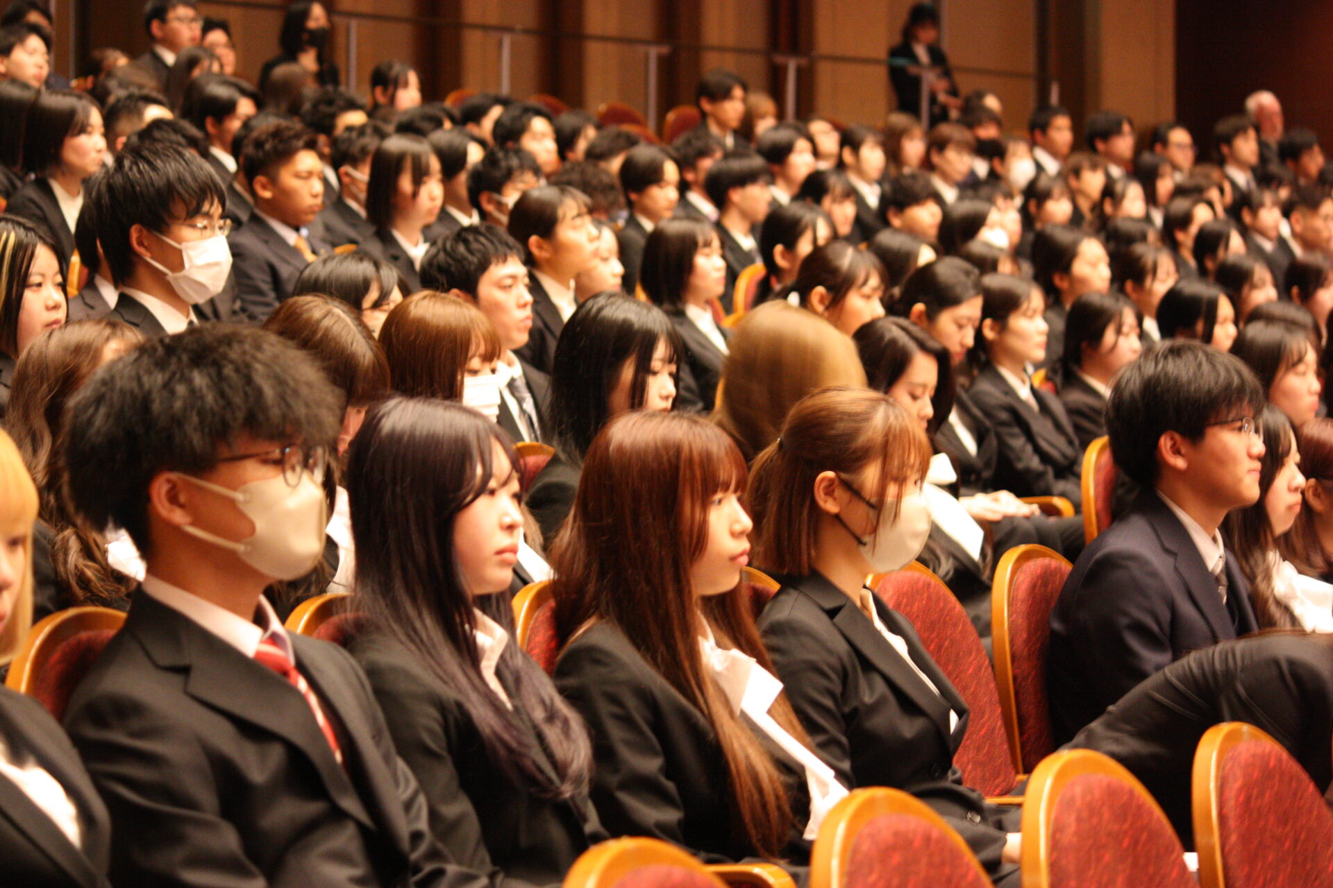 浮舟総長の祝辞を聞く新入生たち