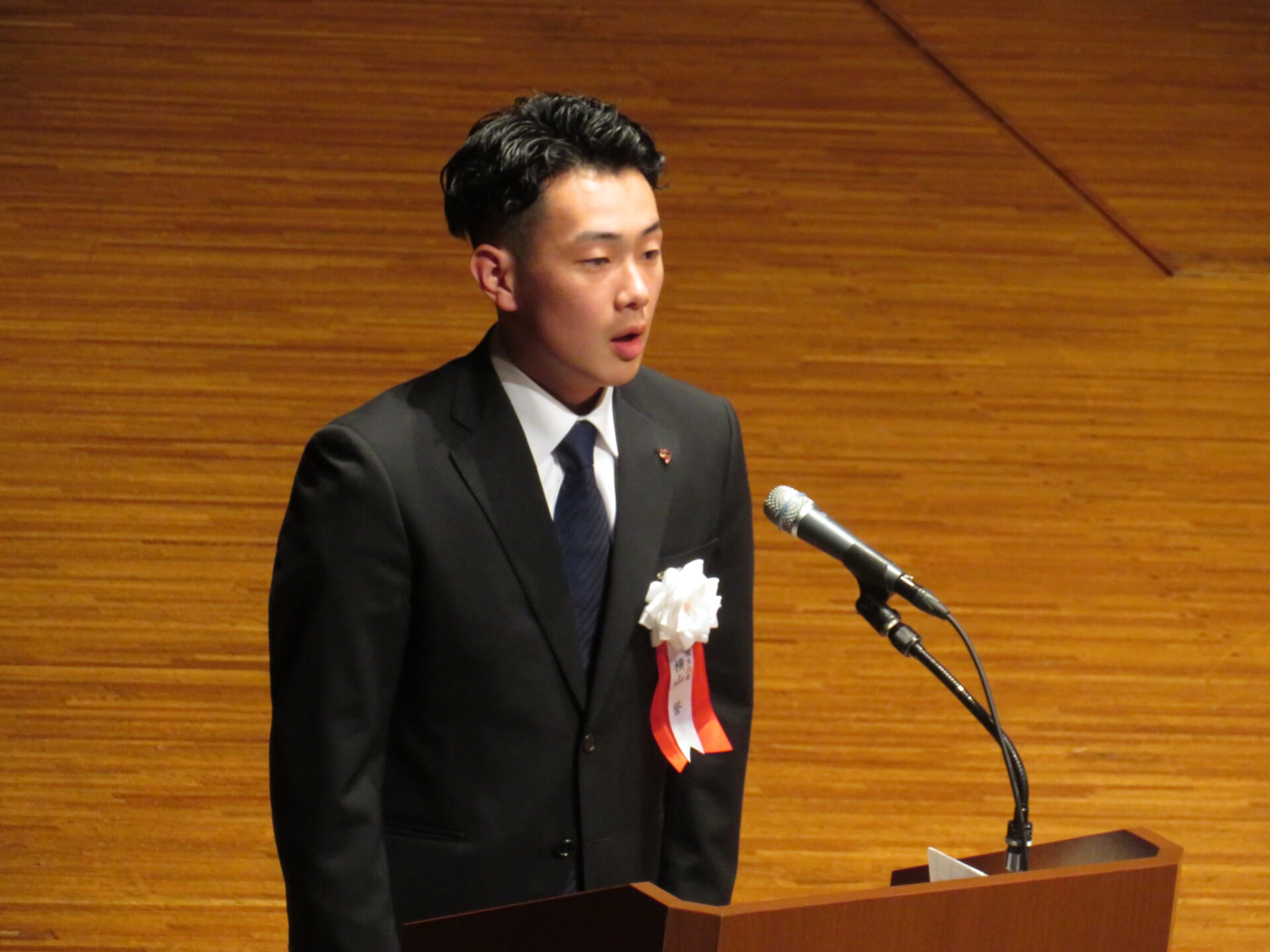 歓迎のスピーチをする横山誉さん