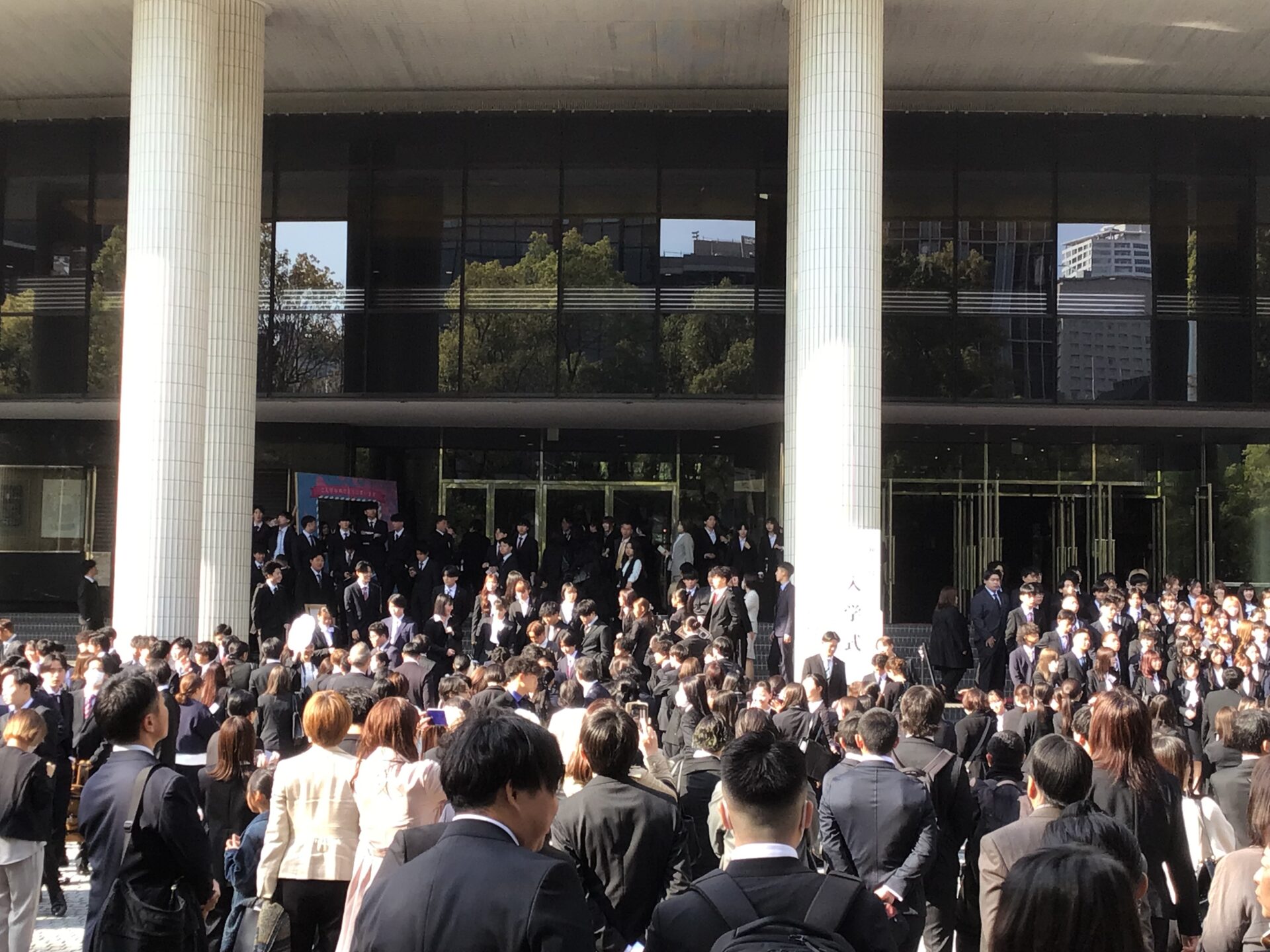 ホール前の新入生と保護者の皆さん