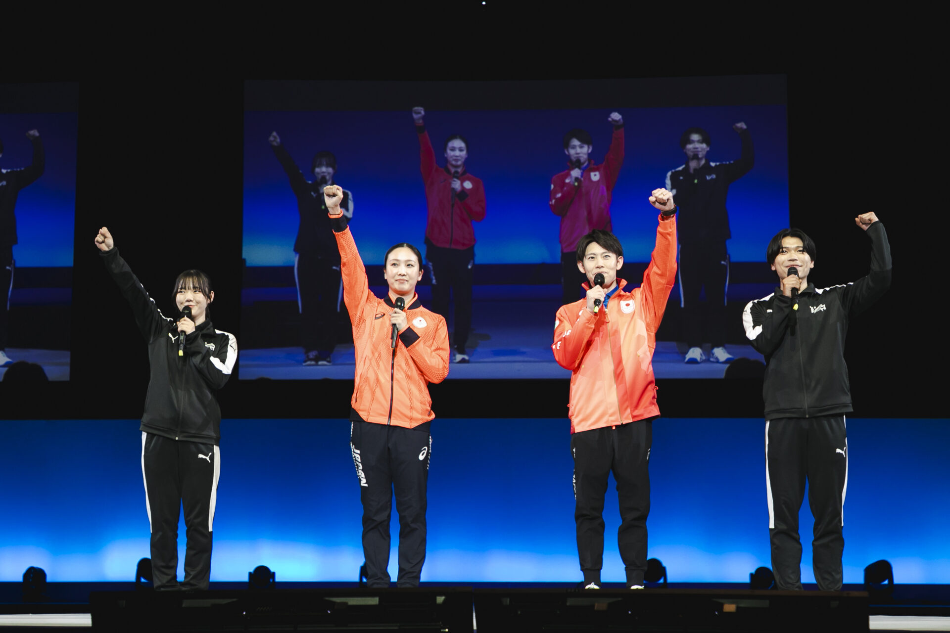 スポーツ分野のプレゼン。競泳の渡部選手と講師の先生、そして学生がエールをおくりました