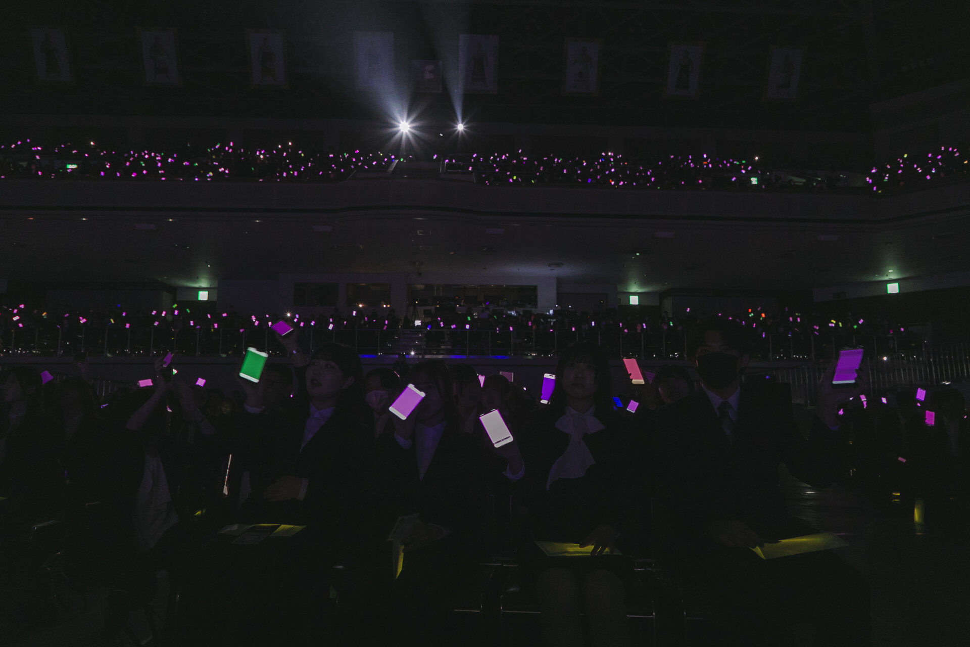 新入生のスマ-トフォンが連動し、会場を彩りました