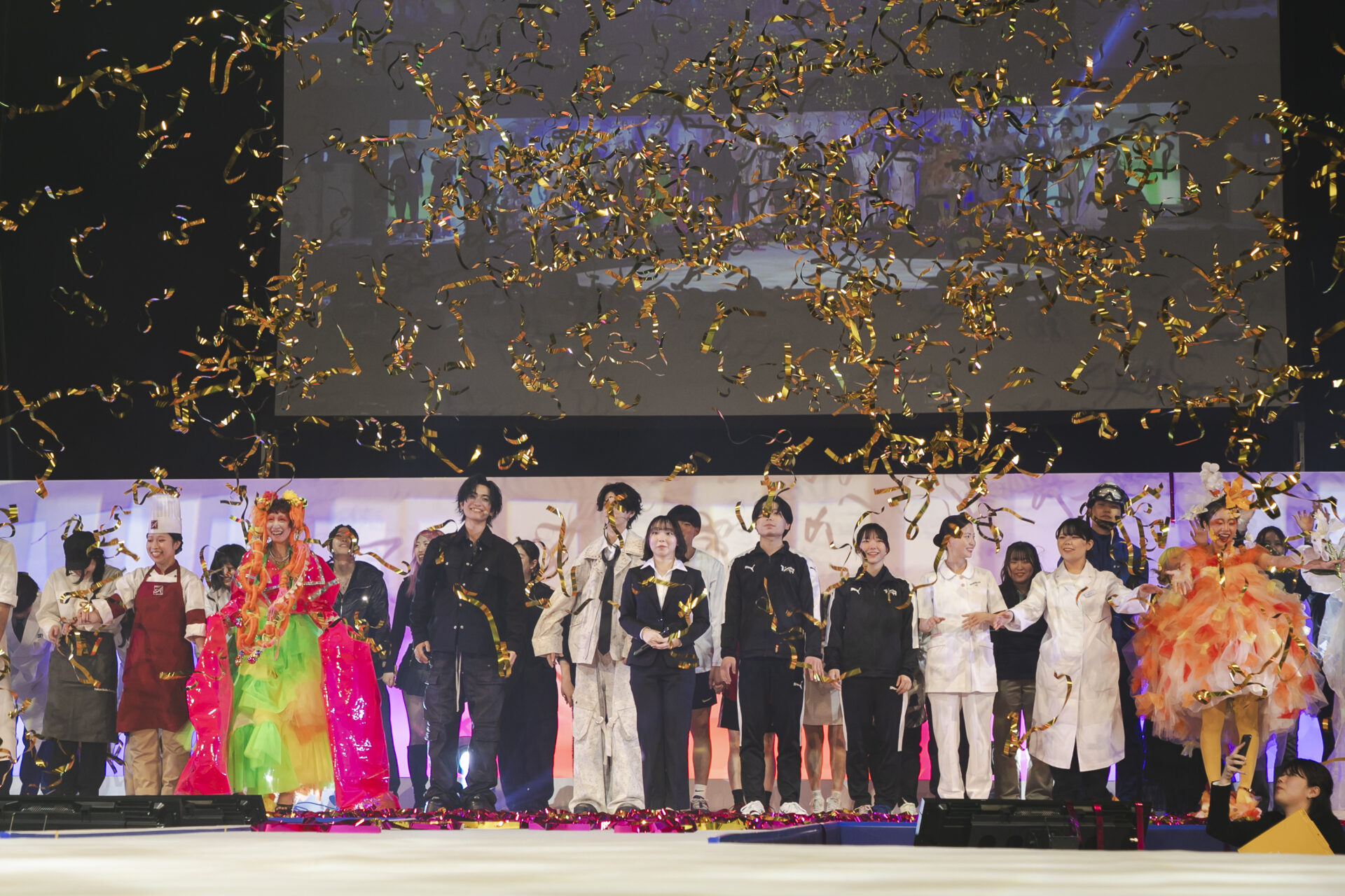 在校生プレゼンを披露した8分野の在校生たちがステージに集結。グランドフィナーレを飾りました