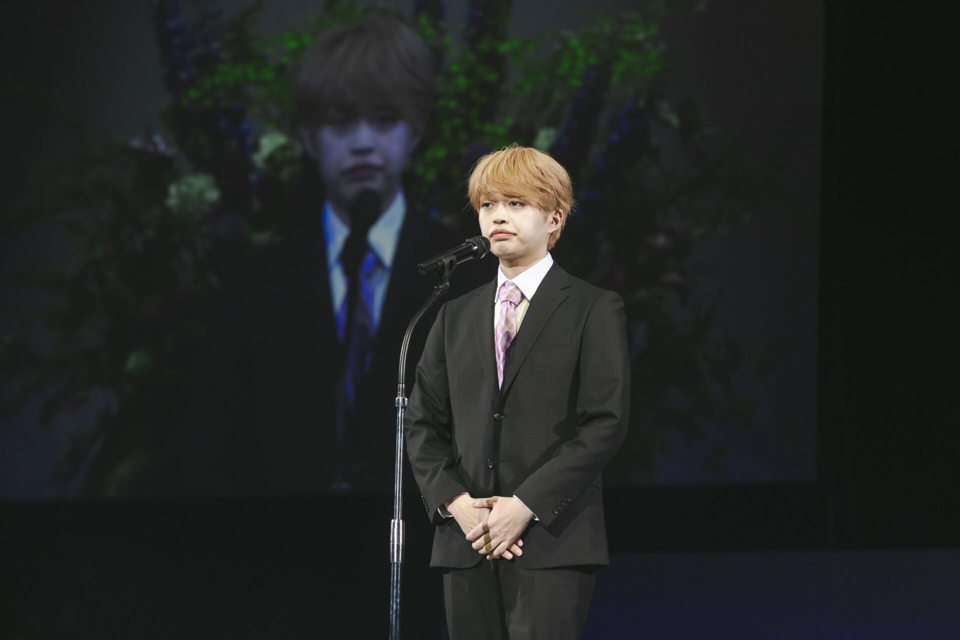 力強い新入生宣誓を行ったのは、今年開校の横浜ベルエポック美容専門学校の河野さん